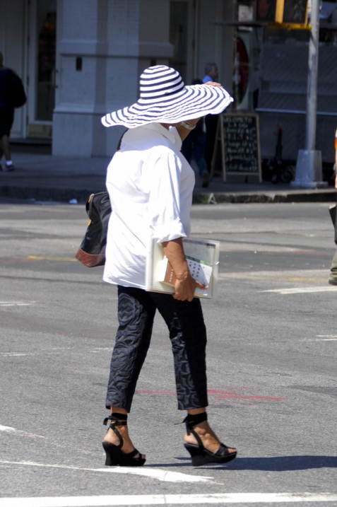 Black and White Chapeau, Astor Place